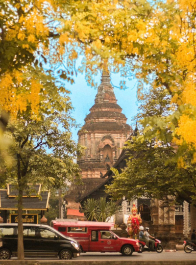 睡到自然醒、漫步在古城區內→義式餐酒館 (推薦泰北義大利麵）→森林過山車＋懸崖瀑布咖啡廳（現點現付）→週日觀光夜市