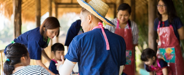 一日農夫生活體驗 (水稻插秧/親近溫馴動物/田園采摘/烹飪食作/活動簡餐)→清邁最大的室內兒童遊樂場+飲品一杯→泰式風味餐