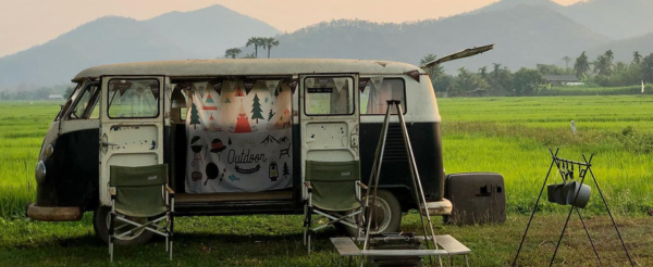  真心市集JJ Market(文創、小吃、農產品、編織、按摩皆找的到)→親子農場半日遊(木炭窯烤披薩DIY、迷你動物園、餵食紐西蘭羊、遊樂場)→露營燒烤日落BBQ+動物連線賓果