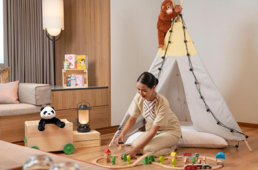 睡到自然醒→尚泰購物中心(推薦巨型充氣主題兒童樂園)→入住五星飯店(泳池戲水、兒童俱樂部、空中酒吧Chill一下)→平河河畔餐廳→Big C伴手禮購買