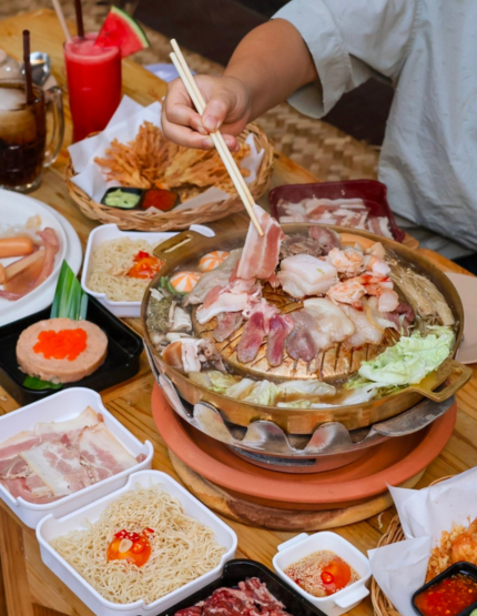 古城區自由探索(可步行前往水果街、塔佩門、咖啡廳)→Kad Farang Village 購物中心＆蘭納風格星巴克(現點現付)→泰式鐵盤BBQ